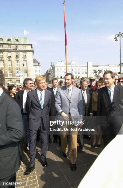 Bürgermeister Ole von Beust und Kronprinz Haakon von Norwegen beim Norgefest in Hamburg, Deutschland 2002.