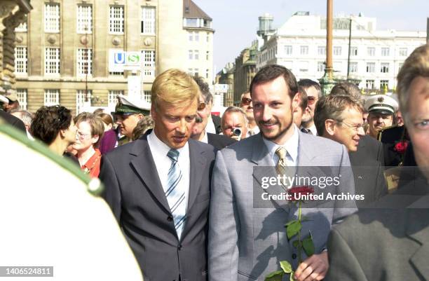 Bürgermeister Ole von Beust und Kronprinz Haakon von Norwegen beim Norgefest in Hamburg, Deutschland 2002.