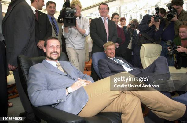 Kronprinz Haakon von Norwegen und Bürgermeister Ole von Beust beim Norgefest in Hamburg, Deutschland 2002.