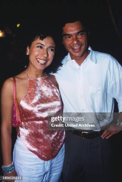 Maria Ketikidou, deutsch griechische Schauspielerin, mit Partner Tom Yamaoka bei einer Abendveranstaltung, Deutschland um 1995.