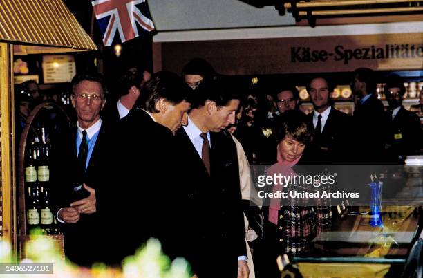 Prinz Charles und Prinzessin Diana besichtigen eine Kosmetikausstellung bei ihrem Besuch in Hamburg, Deutschland 1987.