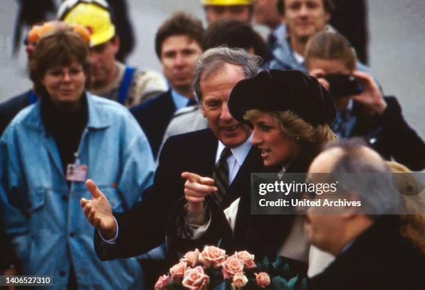 Prinzessin Diana auf dem Flughafen Hamburg durch Bürgermeister Klaus von Dohnanyi begrüßt, Deutschland 1987.