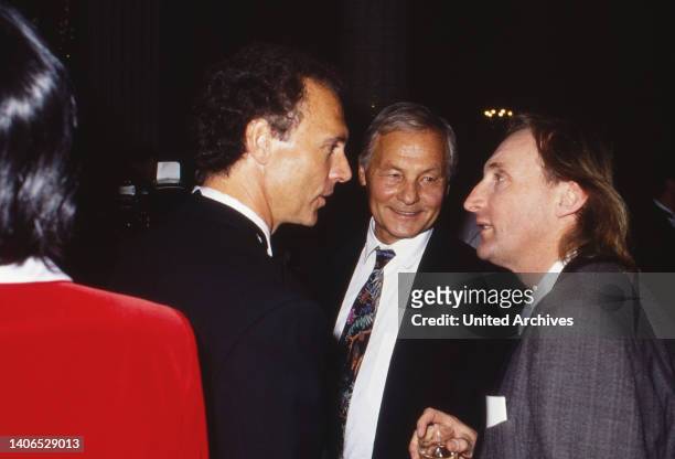 Otto Waalkes, deutscher Komiker und Schauspieler , mit Franz Beckenbauer und Moderator Harry Valerien, Deutschland um 1989.