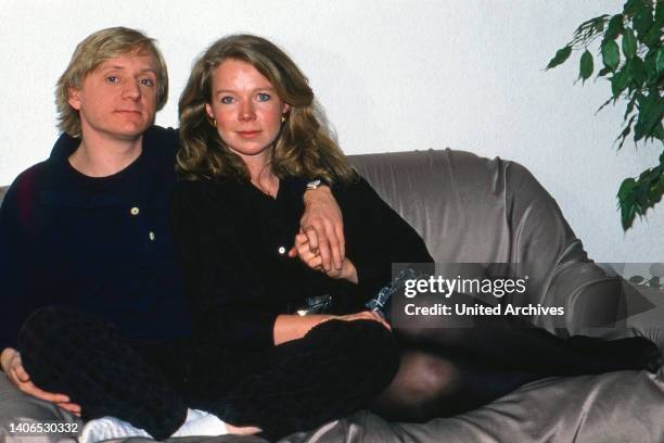 Pierre Franckh, deutscher Schauspieler, auf der Couch mit Kollegin Marion Kracht, Deutschland um 1987.
