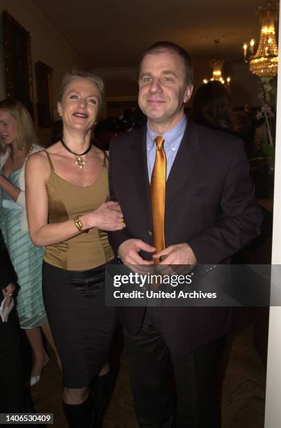 Journalist und Moderator Hubertus Meyer Burckhardt und Jacqueline bei der Verleihung des Preises 'Couple of the Year' in Hamburg, Deutschland 2004.