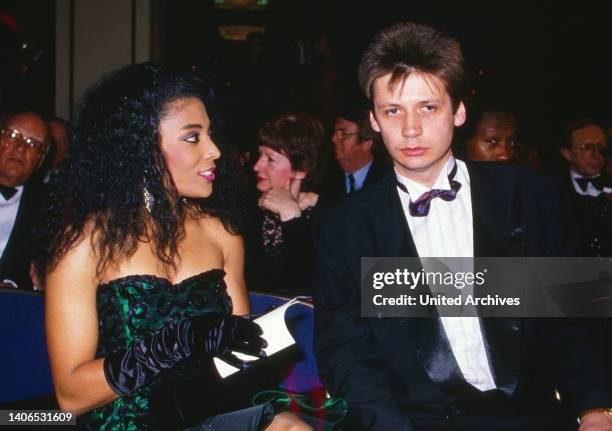 Florence Griffith Joyner mit Günther Jauch bei der Verleihung der Goldenen Kamera in Berlin, Deutschland 1986.