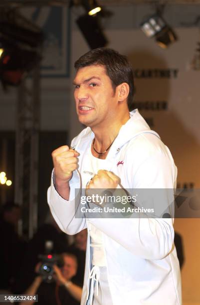 Boxer Dariusz Michalczewski als Model auf dem Laufsteg bei der Leuchtfeuer Promi Modenschau im Hotel Atlantik in Hamburg, Deutschland 2003.