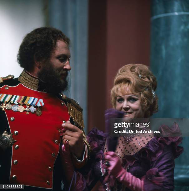 Der Letzte Walzer, Operette von Oscar Strauss, ZDF Fernsehverfilmung von 1973, Szene: Ivan Rebroff als Prinz Paul, Marika Rökk als Gräfin...