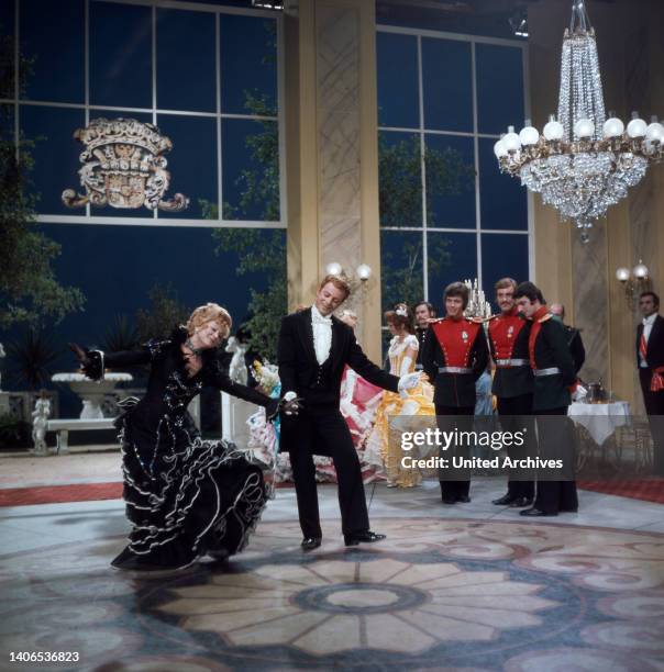 Der Letzte Walzer, Operette von Oscar Strauss, ZDF Fernsehverfilmung von 1973, Szene: Damenwahl auf dem Fest des Generals hat die Gräfin Alexandrowna...