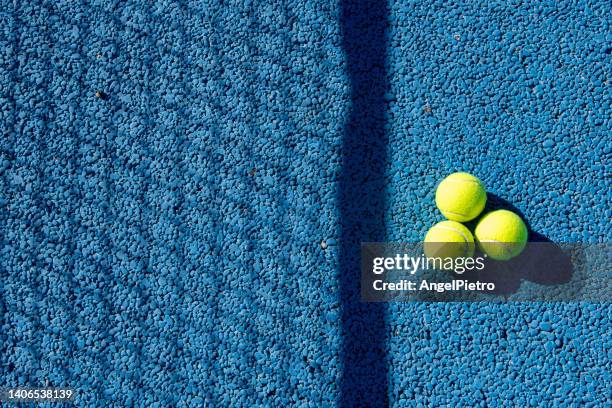 tennis court and balls - tennisnetz stock-fotos und bilder