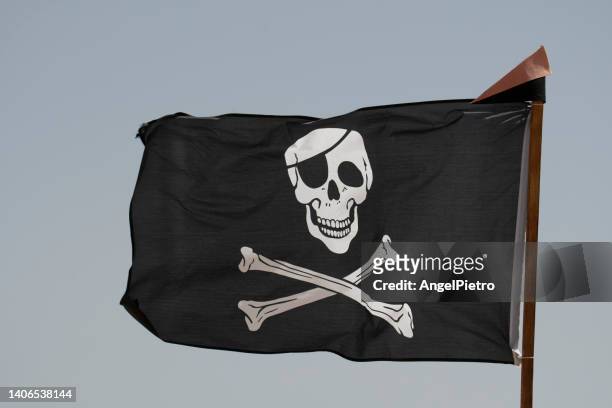 pírate flag - pirate criminal fotografías e imágenes de stock