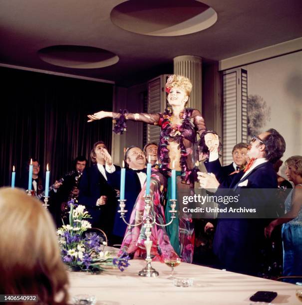 Hochzeitsnacht im Paradies, Fernsehfilm nach der Operette von Friedrich Schröder, Deutschland 1974, Regie: Thomas Engel, Darsteller: Ekkehard Fritsch...
