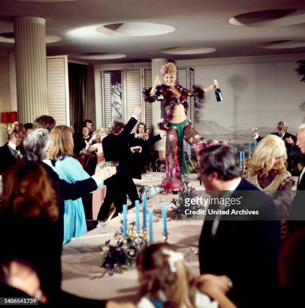 Hochzeitsnacht im Paradies, Fernsehfilm nach der Operette von Friedrich Schröder, Deutschland 1974, Regie: Thomas Engel, Darsteller: Marlene Charell .