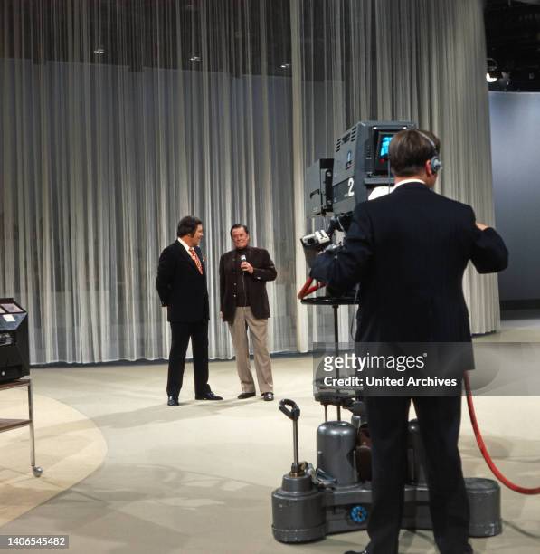 Drei mal Neun, ZDF Quizshow, Deutschland im Bild: Showmaster Wim Thoelke mit Showgast Hans Söhnker vor der ZDF Kamera.