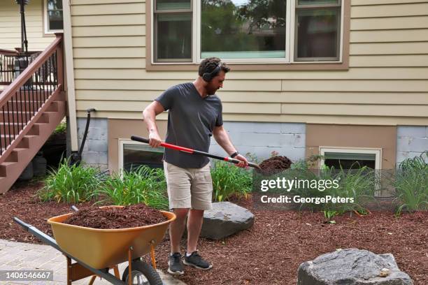 man mulching yard - compost garden stockfoto's en -beelden