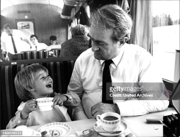 Die Abbildung zeigt den Ministerpräsident von NRW, Johannes Rau mit seiner Tochter Anna Christina beim Kaffee in einem Sonderzug bei einer...