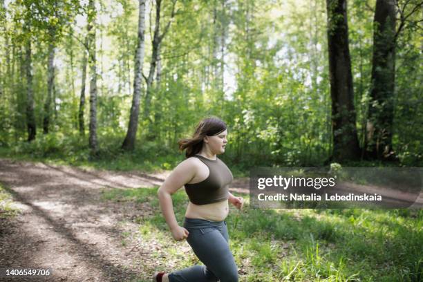 a teenage kid girl on run in woods forest - chubby teen 個照片及圖片檔