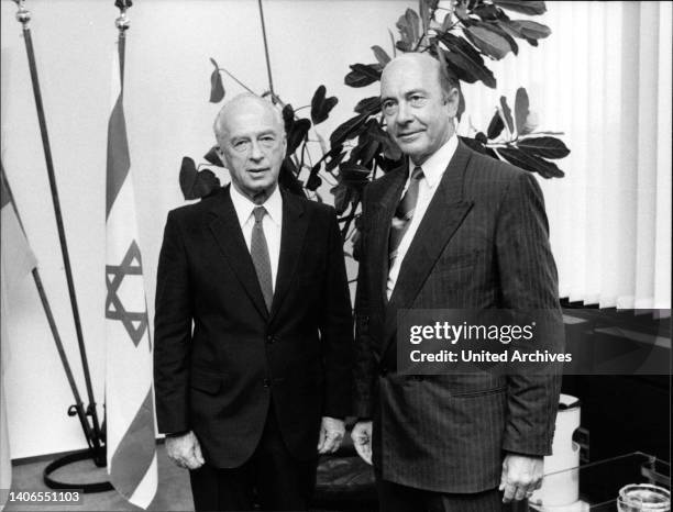 Israelischer Verteidigungsminister Yitzhak Rabin zu Besuch in Bonn am , wo er wo seinem Amtskollegen Minister Manfred Wörner empfangen wurde.