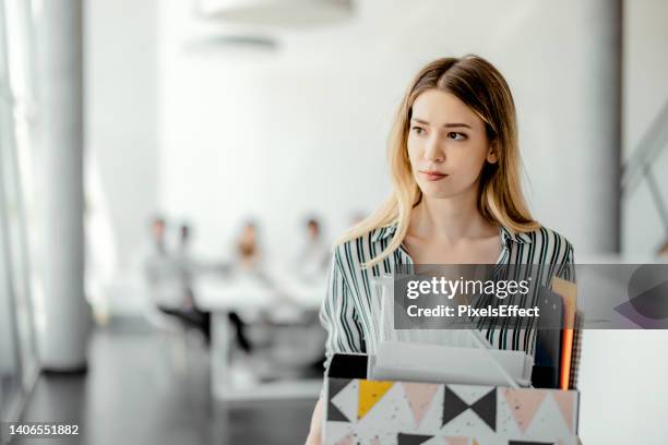 verärgerte geschäftsfrau wird gefeuert - quitting a job stock-fotos und bilder