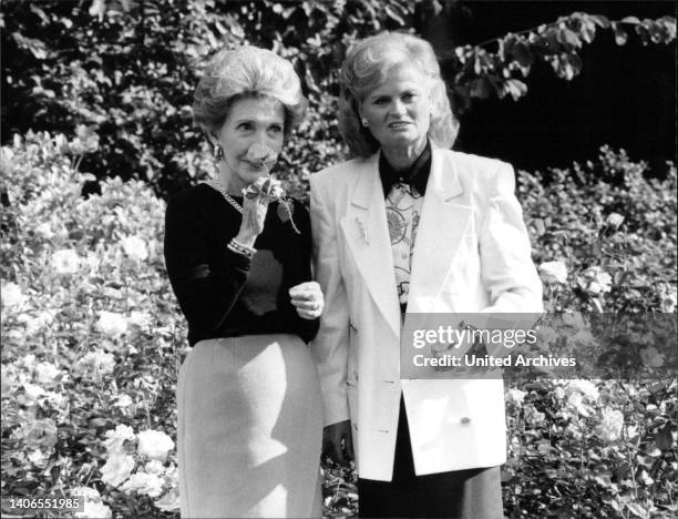 Hannelore Kohl und Nancy Reagan im Garten des Kanzlerbungalows in Bonn während eines Besuchs des US-Präsidenten.