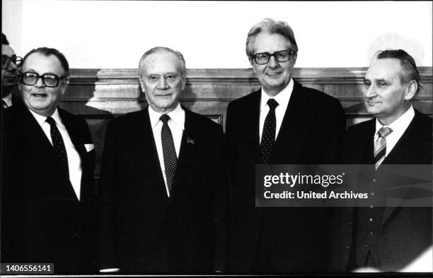 Das Foto zeigt den Vorsitzenden der SPD-Bundestagsfraktion Hans-Jochen Vogel zu Besuch beim Ministerpräsidenten Nikolai Tichonow in Moskau. Mit dabei...