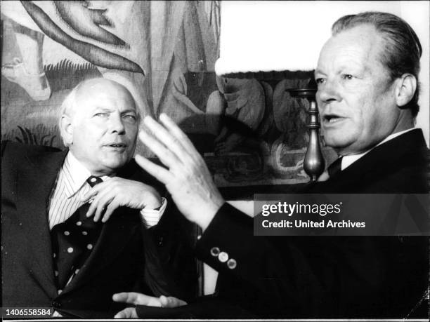 Niederländischer Ministerpräsident Dr. Johannes Marten den Uyl in Gespräch mit Bundeskanzler Willy Brandt.