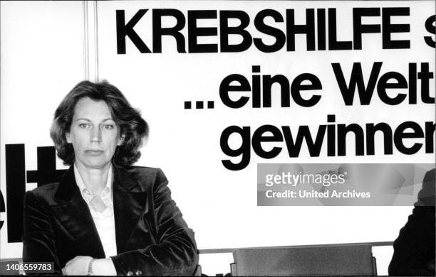 An Darmkrebs erkrankt ist die Präsidentin der Deutschen Krebshilfe Dr. Mildred Scheel. Mildred Scheel gründete 1974 die Deutsche Krebshilfe.