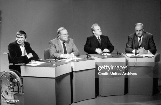 Das Foto zeigt v.l.n.r. Christian Schmidt , Martin Bangemann , Johannes Rau und Helmut Kohl zu den Wahlen in Hamburg und Rheinland-Pfalz im Jahr 1987.