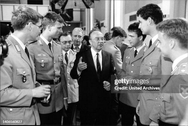 Verteidigungsminister Rupert Scholz im Gespräch mit Offiziersanwärtern der Bundeswehr.