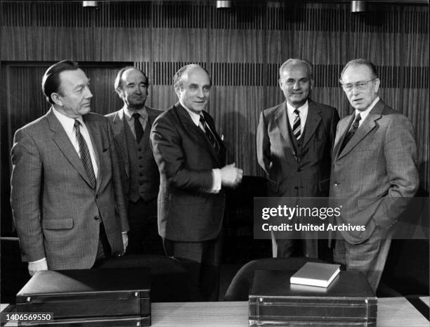 Die Abbildung zeigt die deutschen Politiker Otto Graf Lambsdorff und Hans Matthöfer in einem Gruppenfoto mit Kollegen.