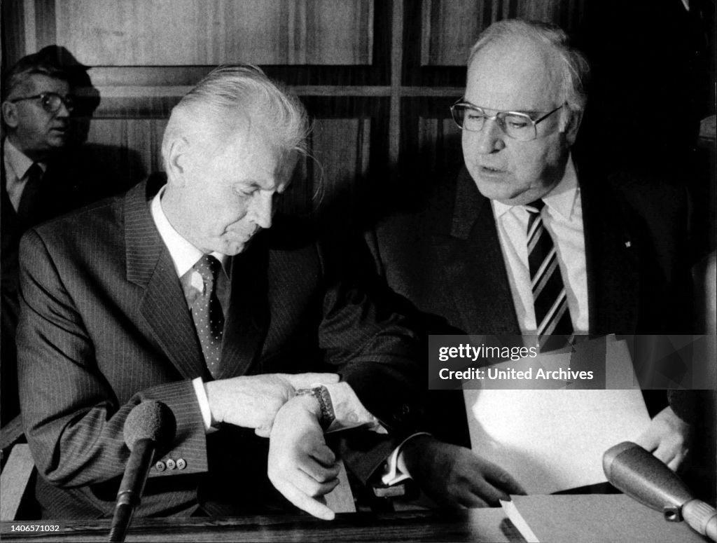 Hartmut Modrow Das Bild zeigt DDR-Ministerpräsident Hans Modrow mit Bundeskanzler ...