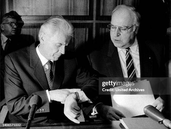 Modrow Das Bild zeigt DDR-Ministerpräsident Hans Modrow mit Bundeskanzler ...