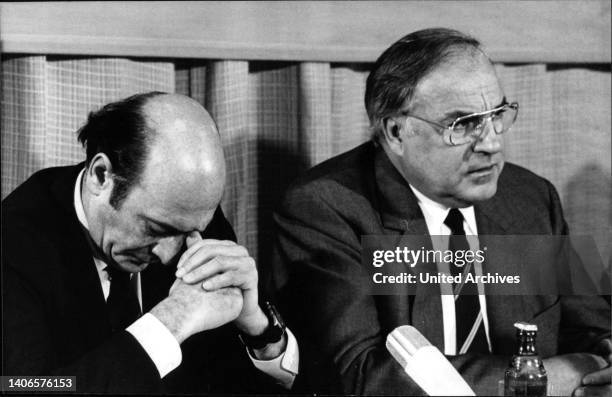 Verteidigungsminister Manfred Wörner und Bundeskanzler Helmut Kohl beim Truppenbesuch in Koblenz am 29. November 1982.