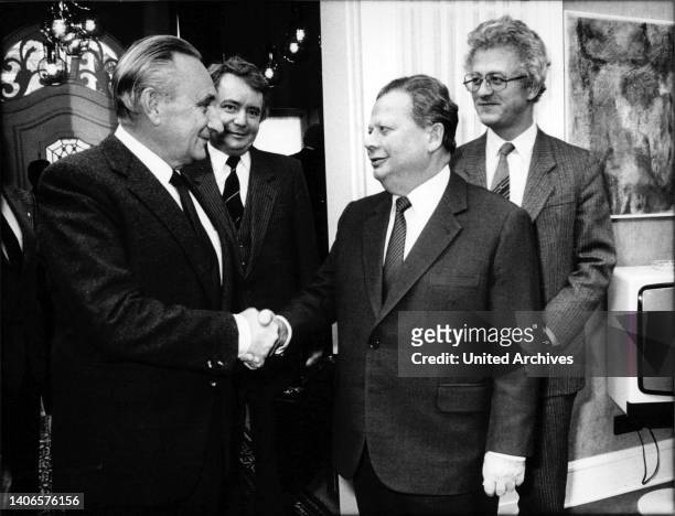 Politbüromitglied Hermann Axen trifft mit SPD-Fraktionsmitgliedern Egon Bahr und Karsten Voigt in Bonn zusammen, 1986.