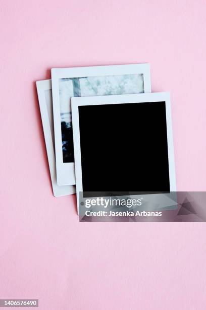 blank instant print transfer - album de fotos fotografías e imágenes de stock