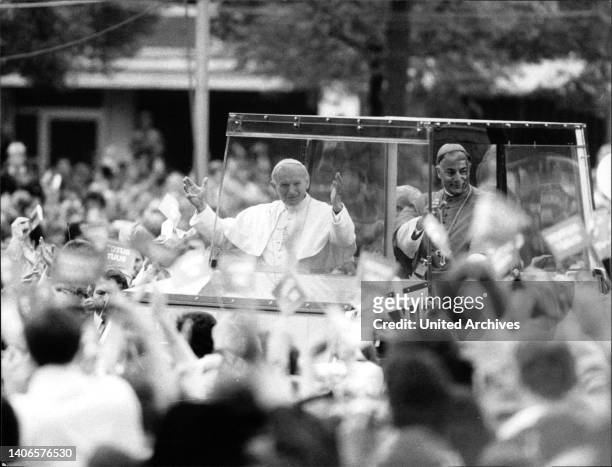 Das Bild zeigt Papst Johannes Paul II. Beim Eintreffen auf dem Domplatz in Münster.