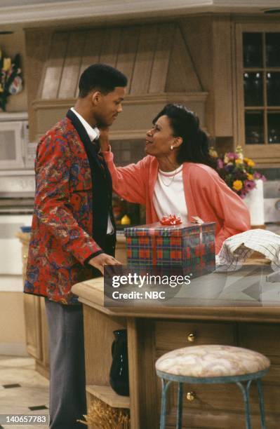 Six Degrees of Graduation" Episode 24 -- Pictured: Will Smith as William 'Will' Smith, Vernee Watson-Johnson as Viola 'Vy' Smith -- Photo by: Danny...