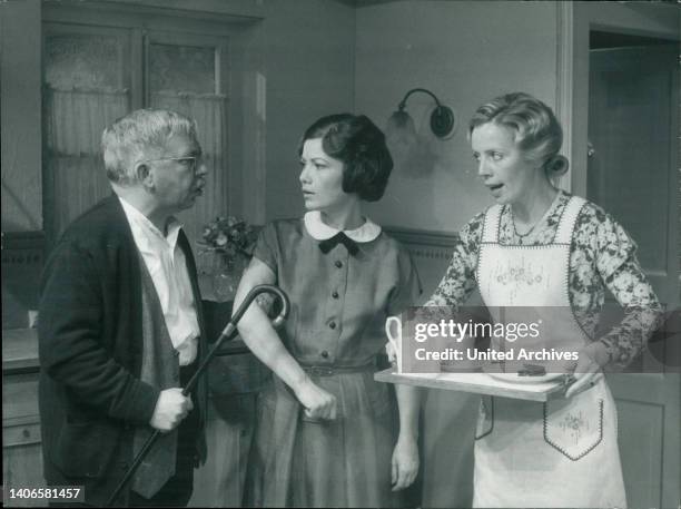 Die Abbildung zeigt eine Szene mit den Schauspielern Heidi Mahler, Herma Koehn und Fritz Hollenbeck in der Fernsehausstrahlung 'Ohnsorg-Theater:...