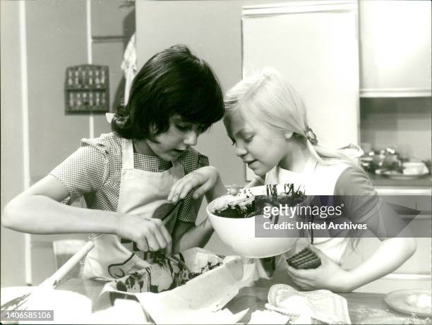 Ein Bild aus der Kindersendung des ZDF, hier die Folge 'Kuchen und Plätzchen', Doris und Heidi backen eine Kekstorte.