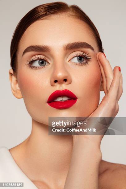 beautiful emotional woman - rode lippenstift stockfoto's en -beelden