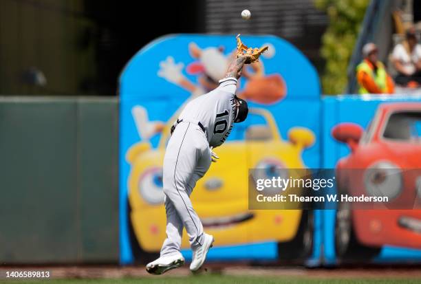 Yoan Moncada of the Chicago White Sox makes an overhead catch on a ball off the bat of Brandon Belt of the San Francisco Giants in the bottom of the...