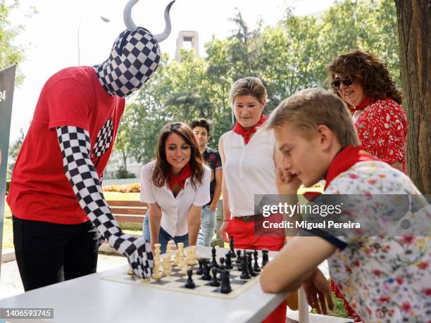 Rey Enigma, the Enigma King, an enigmatic celebrity in Spain known as 'The Banksy of chess', plays simultaneous games against local players in his...