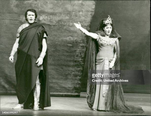 Szene aus der Oper 'Aida' von Giuseppe Verdi mit der italienischen Opernsängerin Fiorenza Cossotto und dem italienischen Tenor Carlo Cossutta in...