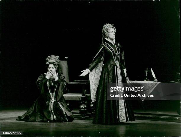Fiorenza Cossotto und Ilva Ligabue in Giuseppe Verdis 'Don Carlos', in einer Aufführung der Hamburger Staatsoper.