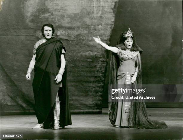 Szene aus der Oper 'Aida' von Giuseppe Verdi mit der italienischen Opernsängerin Fiorenza Cossotto und dem italienischen Tenor Carlo Cossutta in...