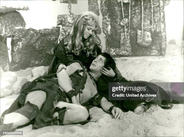 Szenenfoto zum Fernsehfilm 'Auf den Spuren von Richard Wagners Tristan und Isolde': Nach dem Zweikampf mit Merlet wurde Tristan schwer verwundet auf...