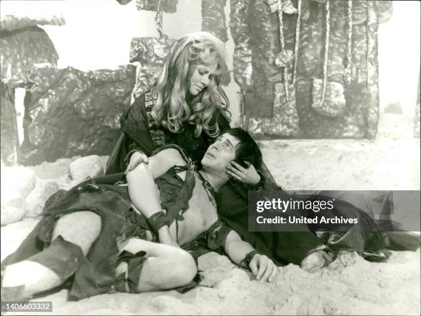 Szenenfoto zum Fernsehfilm 'Auf den Spuren von Richard Wagners Tristan und Isolde': Nach dem Zweikampf mit Merlet wurde Tristan schwer verwundet auf...