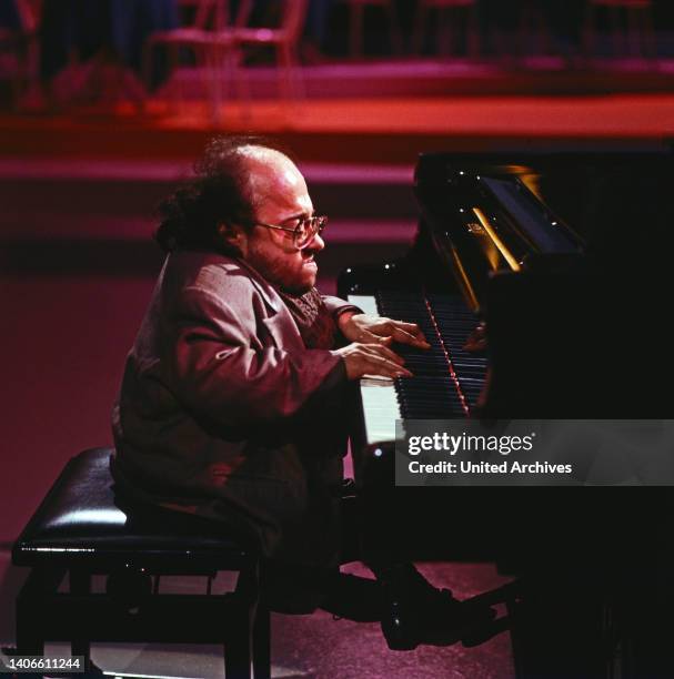 Michel Petrucciani, französischer Jazzpianist, bei einem Konzert, Deutschland 1990.