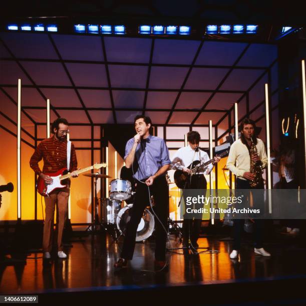Roxy Music, britische Artrock-Band mit Leadsänger Bryan Ferry, bei einem Fernsehauftritt in Deutschland, 1982.