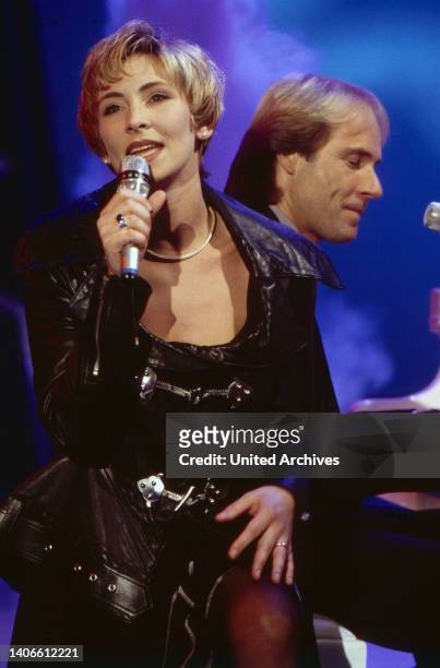 Hitparade, Musiksendung, Deutschland 1969 - 2000, Sendung vom Januar 1995. Interpret: Schlagersängerin Claudia Jung und Pianist Richard Clayderman.